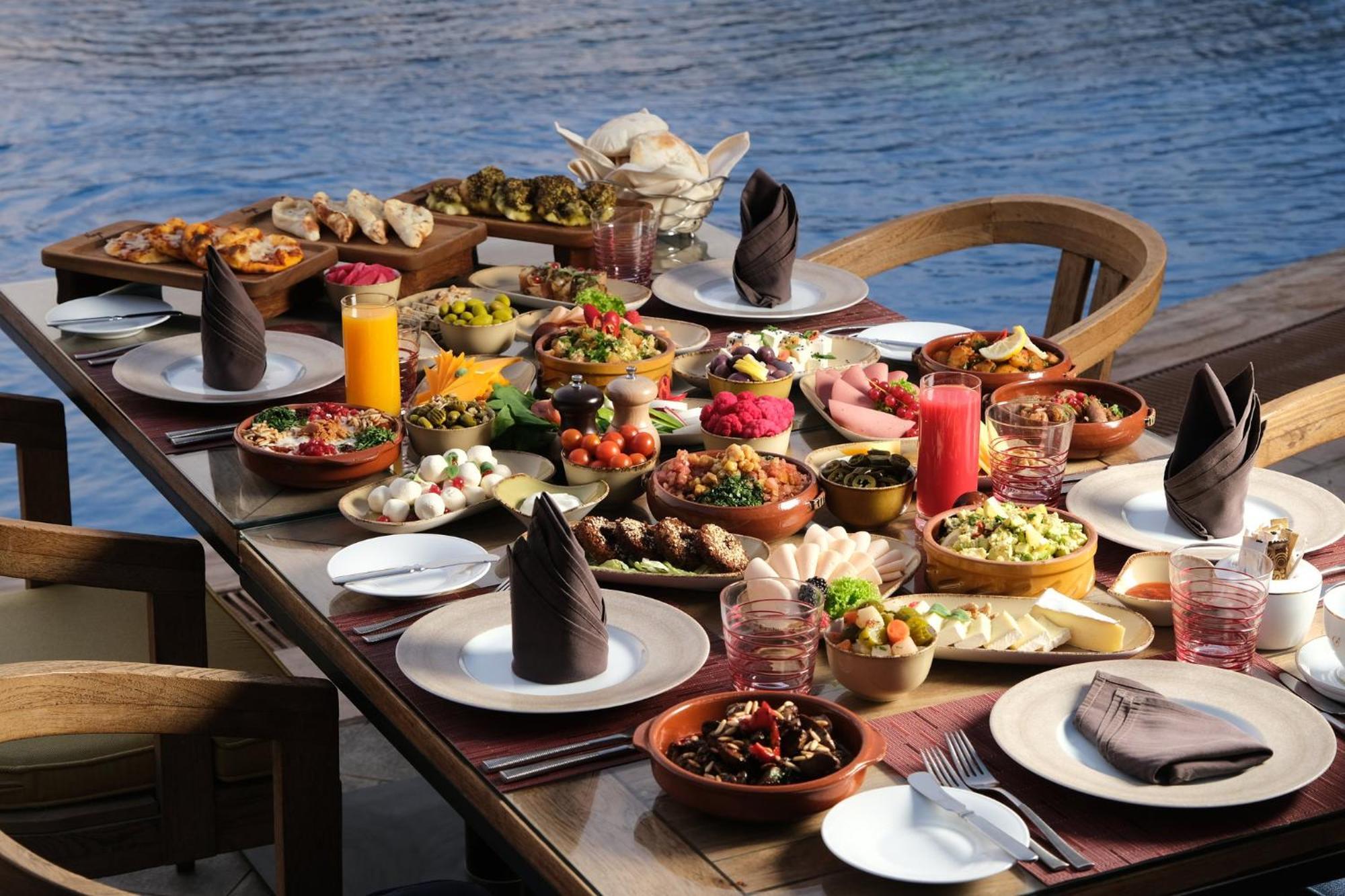 Voco - Riyadh, An Ihg Hotel - فندق فوكو الرياض, احدى فنادق مجموعة إنتركونتيننتال Exterior foto A selection of Turkish meze