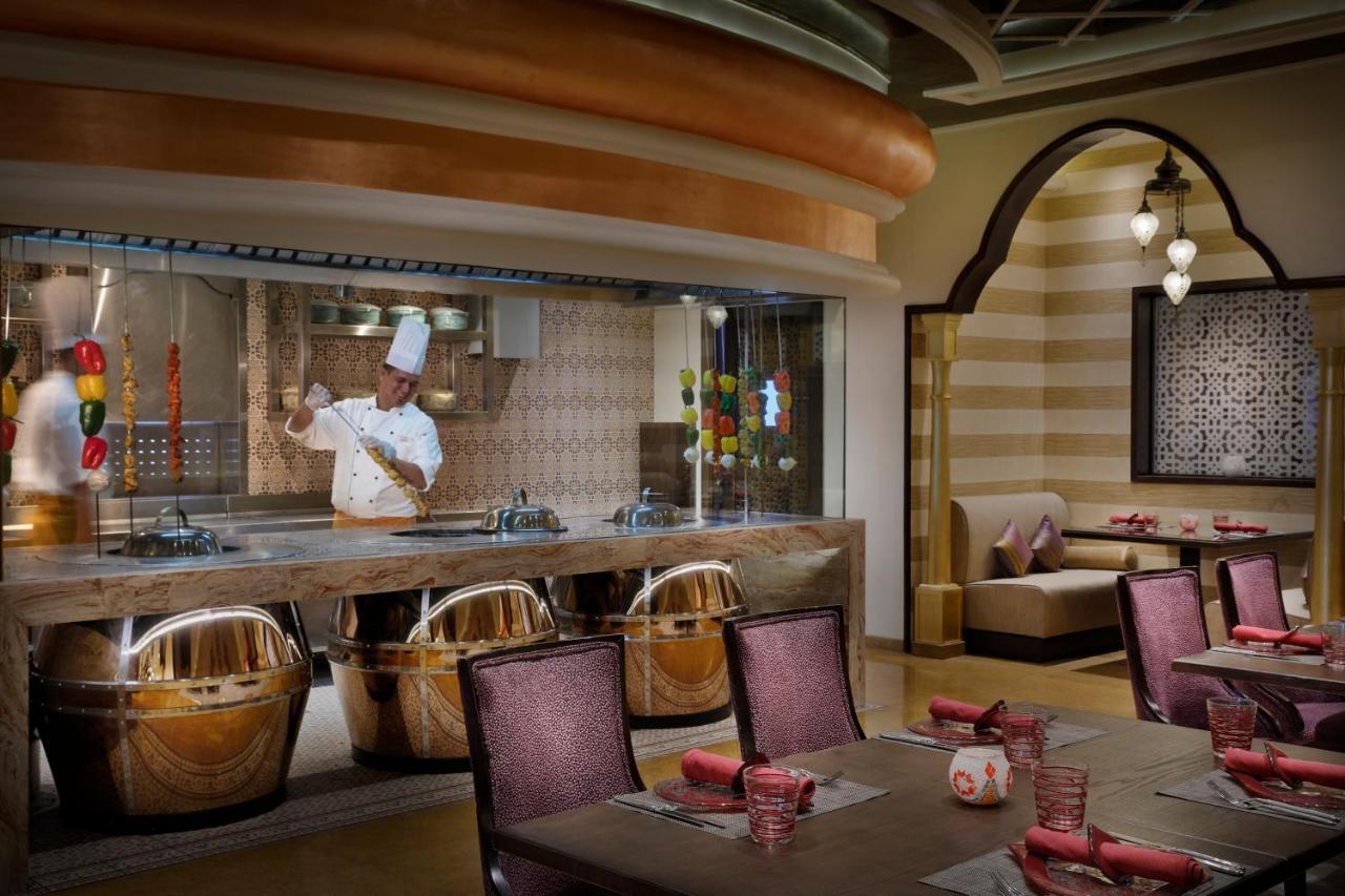 Voco - Riyadh, An Ihg Hotel - فندق فوكو الرياض, احدى فنادق مجموعة إنتركونتيننتال Exterior foto The restaurant Al Dar