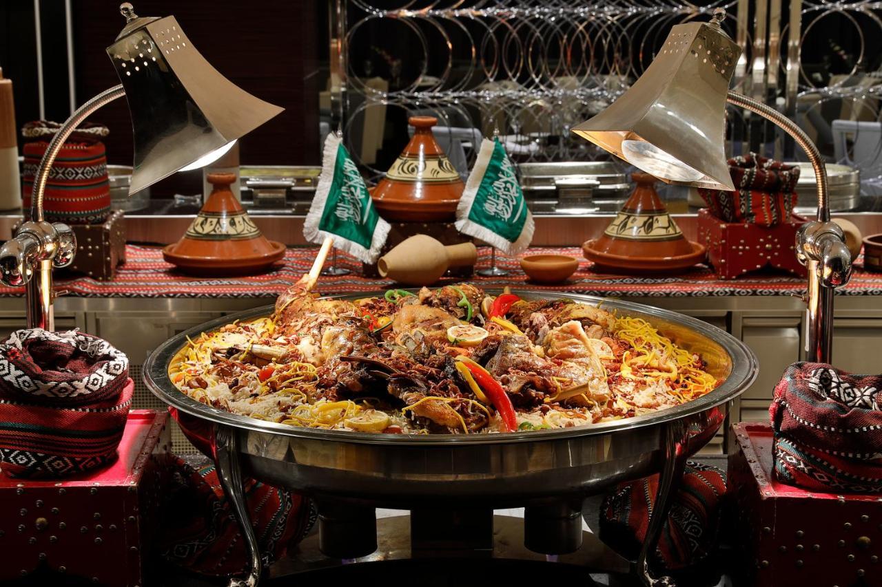 Voco - Riyadh, An Ihg Hotel - فندق فوكو الرياض, احدى فنادق مجموعة إنتركونتيننتال Exterior foto A buffet at a restaurant