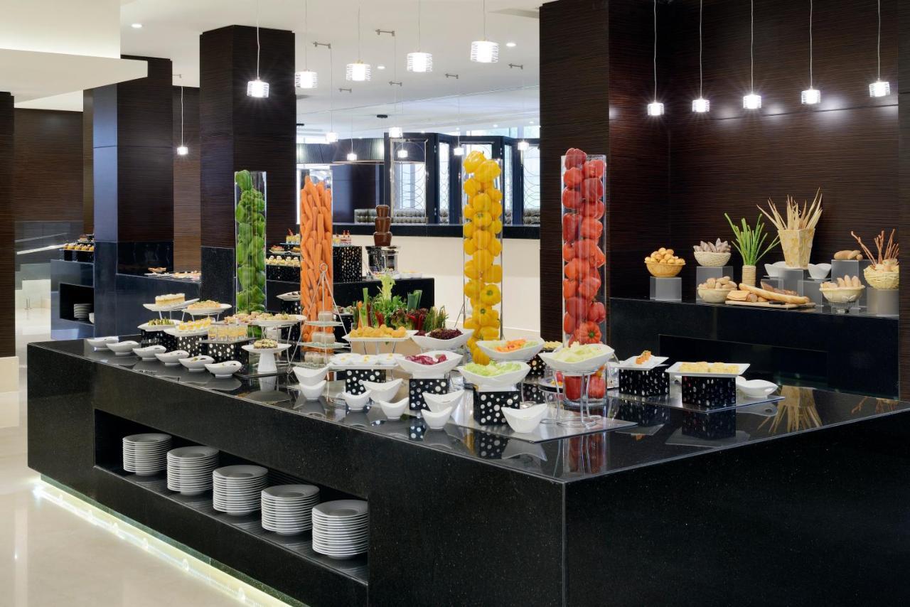 Voco - Riyadh, An Ihg Hotel - فندق فوكو الرياض, احدى فنادق مجموعة إنتركونتيننتال Exterior foto A buffet at a hotel